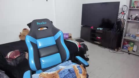 Snapshot of neeko_lol_ chatting on 12/20/25, 12:18 Geek Nicole im Neeko UwU online show from 12/20/25, 12:18