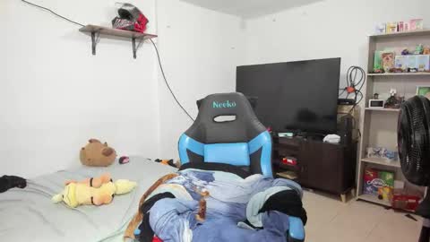 Snapshot of neeko_lol_ chatting on 01/12/26, 08:58 Geek Nicole im Neeko UwU online show from 01/12/26, 08:58