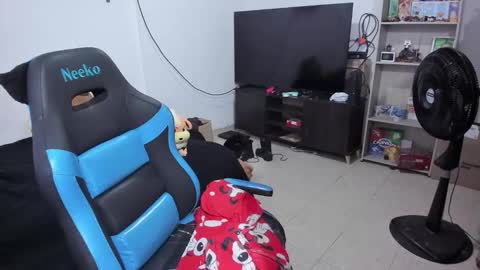 Snapshot of neeko_lol_ chatting on 01/13/26, 05:51 Geek Nicole im Neeko UwU online show from 01/13/26, 05:51