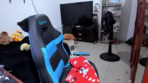 Snapshot of neeko_lol_ chatting on 03/15/26, 01:44 Geek Nicole im Neeko UwU online show from 03/15/26, 01:44