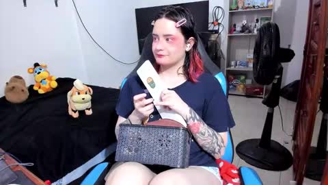 Snapshot of neeko_lol_ chatting on 03/17/26, 12:30 Geek Nicole im Neeko UwU online show from 03/17/26, 12:30