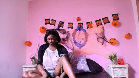 Snapshot of nehandaclarck_ chatting on 10/10/25, 10:20 Nehanda online show from 10/10/25, 10:20