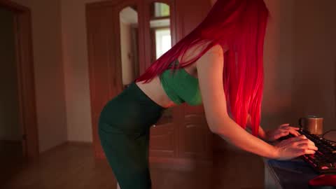 Snapshot of nelke_sun chatting on 10/22/25, 06:35 Dany online show from 10/22/25, 06:35