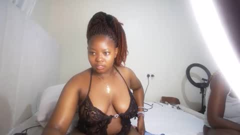 Snapshot of nellyeluxe chatting on 05/28/26, 01:36 nellyeluxe online show from 05/28/26, 01:36