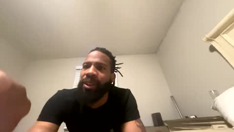 Snapshot of neohippiexx chatting on 01/14/25, 04:25 Hippie Dante online show from 01/14/25, 04:25