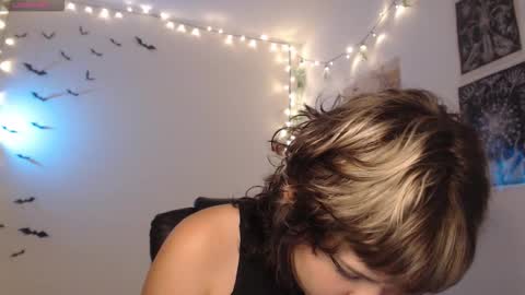 Snapshot of neurotic_witch chatting on 11/08/25, 05:18 Mar online show from 11/08/25, 05:18