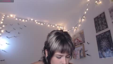 Snapshot of neurotic_witch chatting on 11/11/25, 09:09 Mar online show from 11/11/25, 09:09