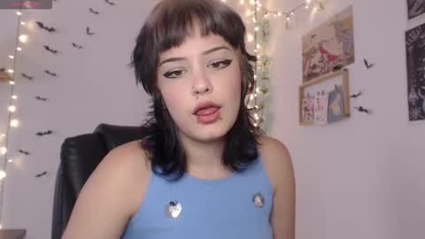 Snapshot of neurotic_witch chatting on 11/18/25, 05:06 Mar online show from 11/18/25, 05:06