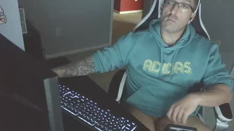 Snapshot of newevo chatting on 10/27/25, 06:23 newevo online show from 10/27/25, 06:23