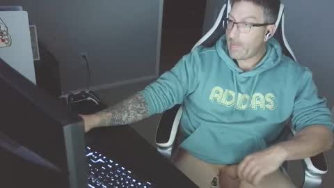 Snapshot of newevo chatting on 10/28/25, 06:28 newevo online show from 10/28/25, 06:28