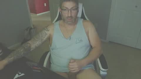 Snapshot of newevo chatting on 03/29/26, 10:43 newevo online show from 03/29/26, 10:43