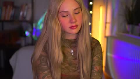 Snapshot of newkitty_18 chatting on 03/05/26, 09:33 Nika online show from 03/05/26, 09:33