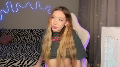 Snapshot of neyrmina chatting on 01/08/25, 12:15 Mina online show from 01/08/25, 12:15