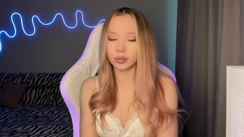 Snapshot of neyrmina chatting on 03/05/25, 01:06 Mina online show from 03/05/25, 01:06