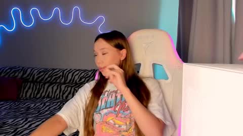 Snapshot of neyrmina chatting on 09/20/25, 10:16 Mina online show from 09/20/25, 10:16