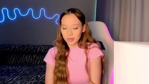 Snapshot of neyrmina chatting on 09/24/25, 10:29 Mina online show from 09/24/25, 10:29