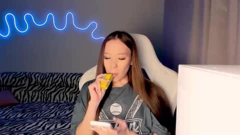 Snapshot of neyrmina chatting on 11/03/25, 01:01 Mina online show from 11/03/25, 01:01