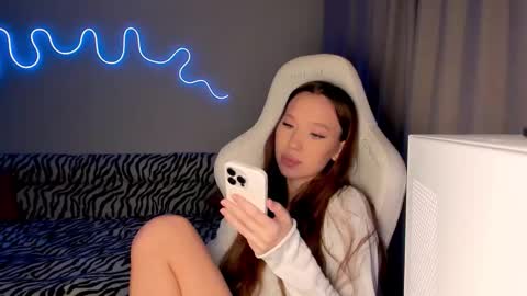 Snapshot of neyrmina chatting on 11/14/25, 01:21 Mina online show from 11/14/25, 01:21