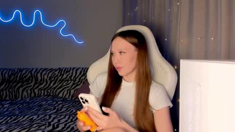 Snapshot of neyrmina chatting on 12/02/25, 12:32 Mina online show from 12/02/25, 12:32