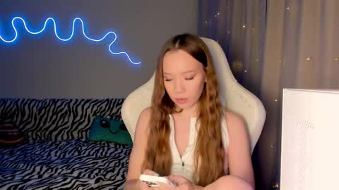 Snapshot of neyrmina chatting on 12/04/25, 01:53 Mina online show from 12/04/25, 01:53