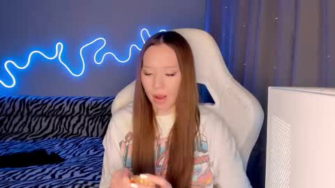 Snapshot of neyrmina chatting on 12/22/25, 12:13 Mina online show from 12/22/25, 12:13