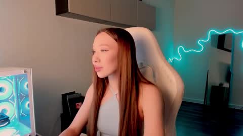 Snapshot of neyrmina chatting on 02/24/26, 07:39 Mina online show from 02/24/26, 07:39