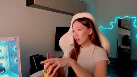 Snapshot of neyrmina chatting on 03/04/26, 07:25 Mina online show from 03/04/26, 07:25