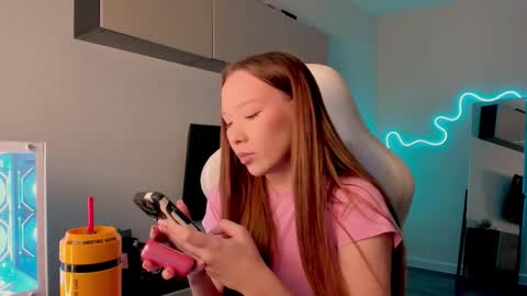 Snapshot of neyrmina chatting on 03/19/26, 08:18 Mina online show from 03/19/26, 08:18