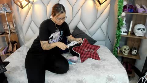 Snapshot of nezukokamado1_ chatting on 01/14/25, 01:49 Milena online show from 01/14/25, 01:49