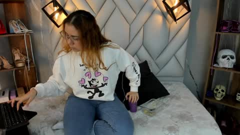 Snapshot of nezukokamado1_ chatting on 01/25/25, 01:41 Milena online show from 01/25/25, 01:41