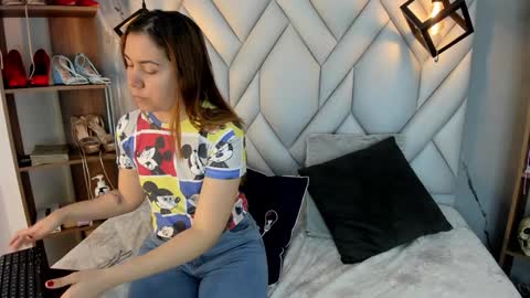 Snapshot of nezukokamado1_ chatting on 02/06/25, 01:32 Milena online show from 02/06/25, 01:32