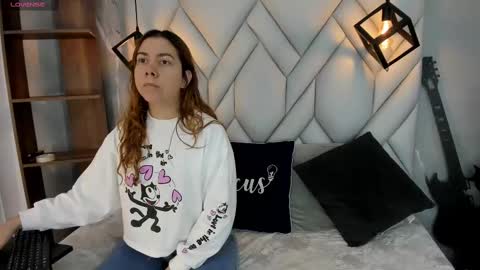 Snapshot of nezukokamado1_ chatting on 02/17/25, 01:32 Milena online show from 02/17/25, 01:32