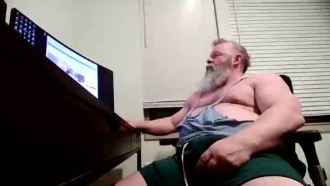 Snapshot of nhmuscledaddy chatting on 12/04/25, 03:27 nhmuscledaddy online show from 12/04/25, 03:27