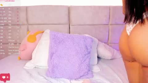 Snapshot of nia20_ chatting on 04/18/26, 12:53 Nia online show from 04/18/26, 12:53