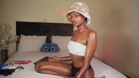 Snapshot of nia_bell chatting on 12/23/24, 08:44 kikiNiaAria online show from 12/23/24, 08:44