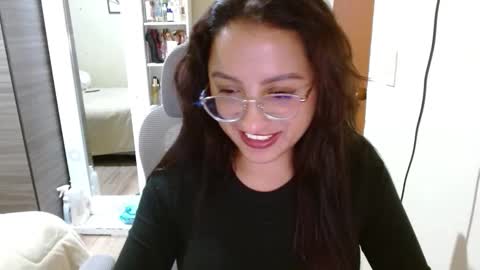 Snapshot of nia_cop chatting on 12/16/25, 11:43 Dani online show from 12/16/25, 11:43