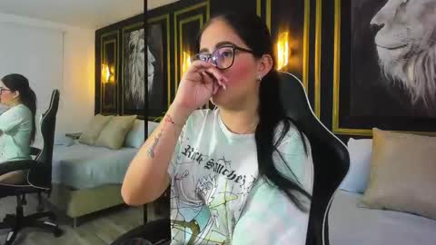 Snapshot of nia_may chatting on 10/24/25, 02:57 N I A online show from 10/24/25, 02:57