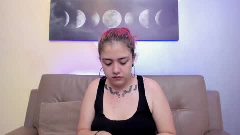 Snapshot of nia_stark chatting on 01/28/25, 12:00 Estefani online show from 01/28/25, 12:00