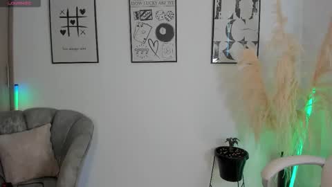 Nia online show from 11/19/25, 01:22