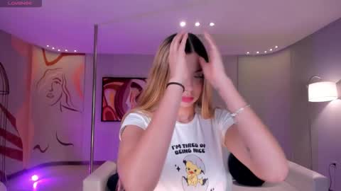 Snapshot of niaholland chatting on 12/20/25, 05:20 SQUIRTER DOLL online show from 12/20/25, 05:20