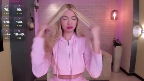 Snapshot of niaholland chatting on 01/10/26, 11:01 SQUIRTER DOLL online show from 01/10/26, 11:01