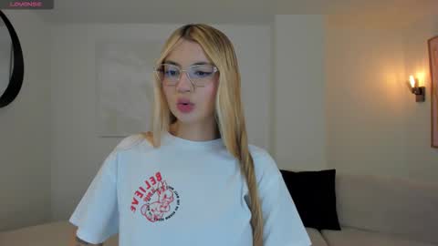 Snapshot of niaholland chatting on 02/08/26, 10:46 SQUIRTER DOLL online show from 02/08/26, 10:46