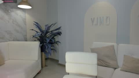 Snapshot of niaholland chatting on 02/15/26, 10:50 SQUIRTER DOLL online show from 02/15/26, 10:50