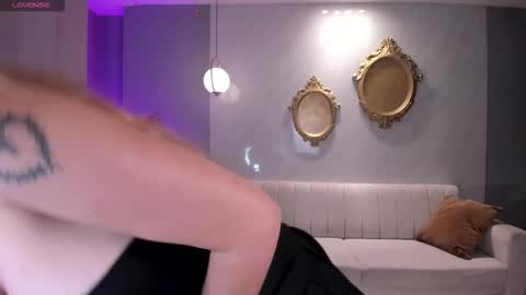 Snapshot of niaholland chatting on 02/19/26, 06:48 SQUIRTER DOLL online show from 02/19/26, 06:48