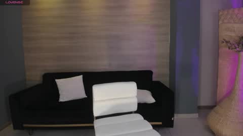 Snapshot of niaholland chatting on 02/24/26, 05:44 SQUIRTER DOLL online show from 02/24/26, 05:44