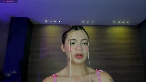 Snapshot of niaholland chatting on 02/27/26, 07:58 SQUIRTER DOLL online show from 02/27/26, 07:58