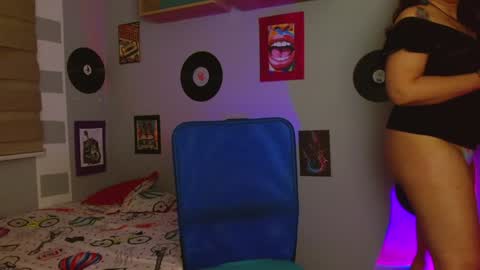 Snapshot of nicky_lucy_m chatting on 12/28/24, 05:55 lucy online show from 12/28/24, 05:55