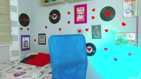 Snapshot of nicky_lucy_m chatting on 02/27/25, 03:47 lucy online show from 02/27/25, 03:47