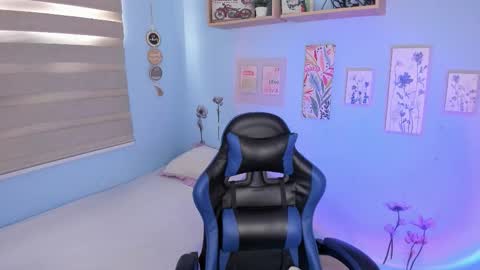 Snapshot of nicky_lucy_m chatting on 11/21/25, 10:19 lucy online show from 11/21/25, 10:19