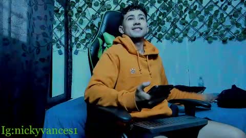 Snapshot of nicky_vance chatting on 09/28/25, 08:58 nicky online show from 09/28/25, 08:58